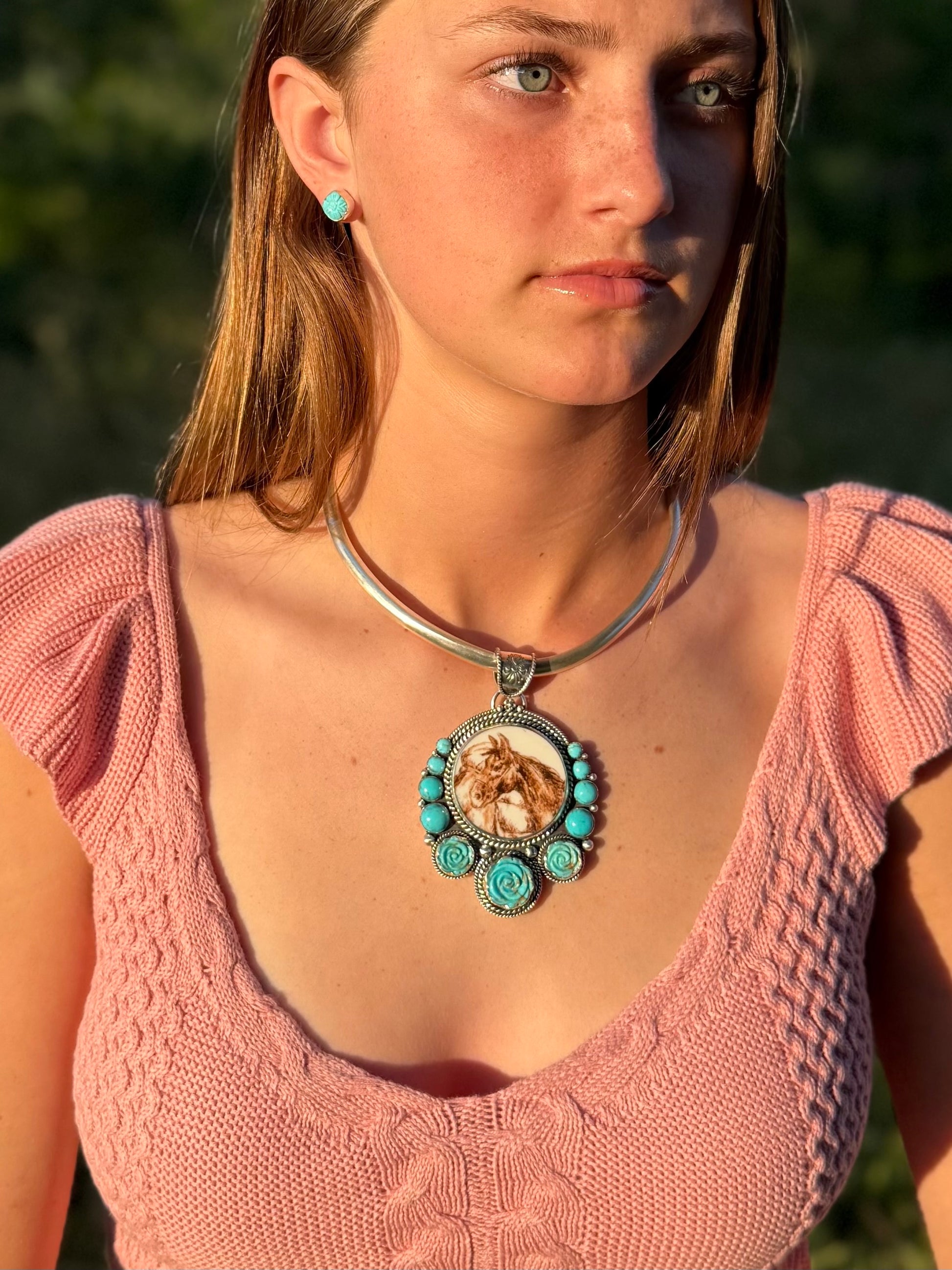 Horse pendant necklace showing size and proportions